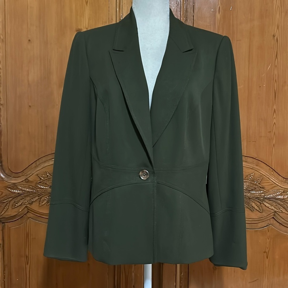 NEW Reba Beautiful Tailoring and Seam Placement in this Blazer. 14